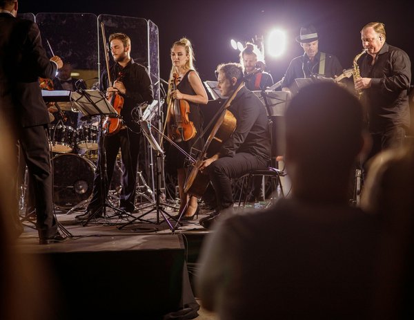 Organisez une soirée dansante inoubliable avec un orchestre festif